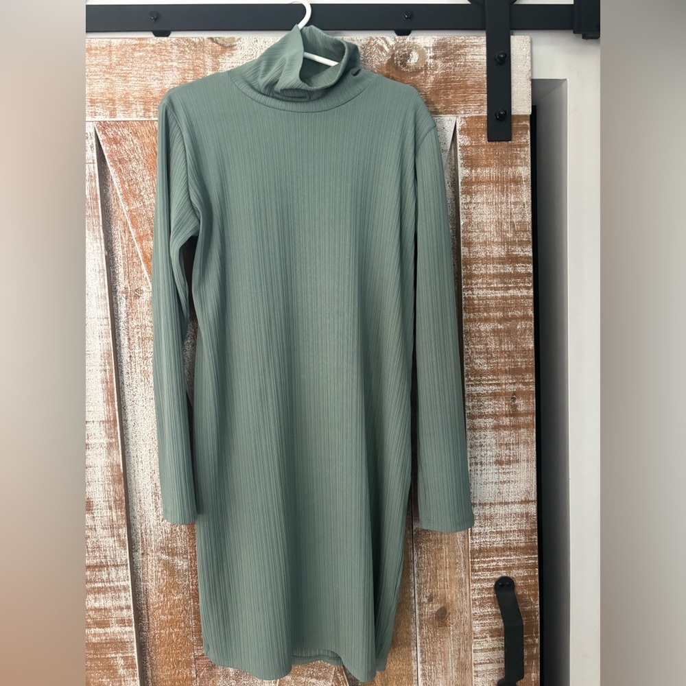 2/15$ 🌺Louve design Elegant Sage Green Ribbed Turtleneck Dress made in Canada